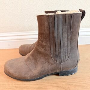 UGG Taupe Shearling-Lined Ankle Boot Size 10 Sheepskin Waterproof Utility